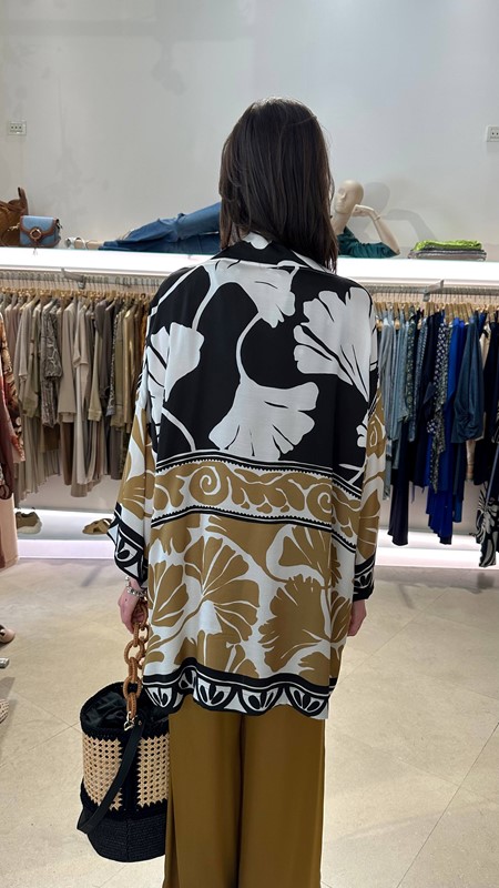 KIMONO CORTO CON FANTASIE CONTRASTATE