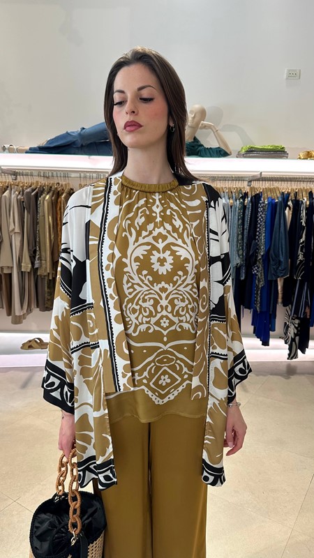 KIMONO CORTO CON FANTASIE CONTRASTATE