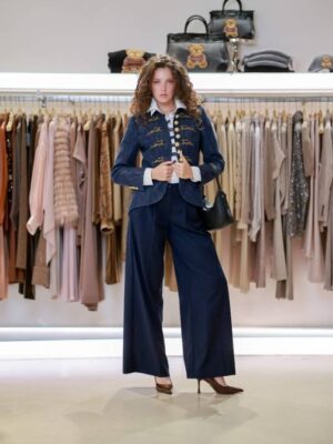 BLAZER IN DENIM CON RICAMI IN ORO E LUNGHEZZA ASIMMETRICA