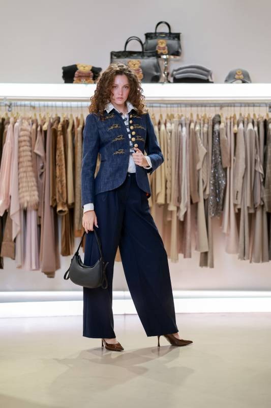 BLAZER IN DENIM CON RICAMI IN ORO E LUNGHEZZA ASIMMETRICA
