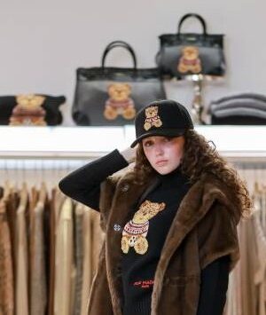 CAP IN LANA CON L'ICONICO ORSETTO MARVIN