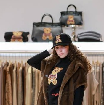 CAP IN LANA CON L'ICONICO ORSETTO MARVIN