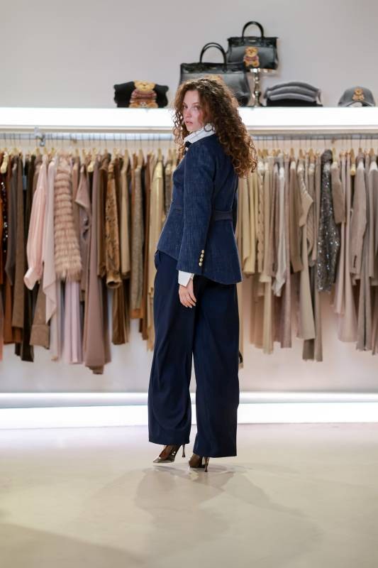 BLAZER IN DENIM CON RICAMI IN ORO E LUNGHEZZA ASIMMETRICA
